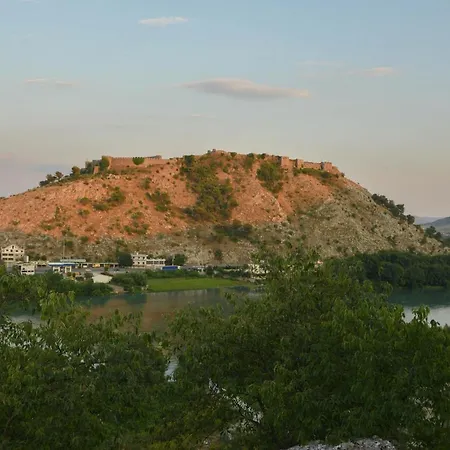 Village Of Peace - House 34 アパート Shkodër